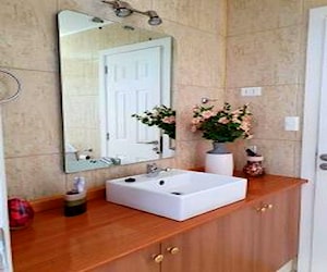 <p>Dormitorio con baño privado</p> image