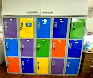 <p>Lockers multicolor 15 puertas marca Maletek</p>