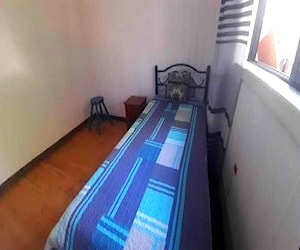 <p>Pieza individual en interior de casa</p>