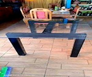 <p>Mesa de vidrio y fierro</p>