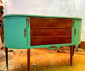 <p>Mueble antiguo recién restaurado</p>