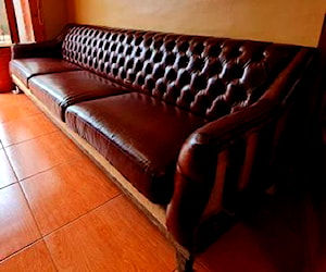 <p>Sillón tres cuerpos, eco cuero y madera</p>