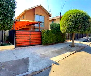 Hermosa casa de dos pisos aislada, en la comuna de