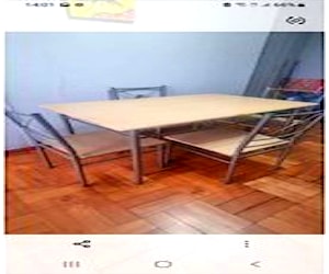 Comedor de 4 sillas y mesa.