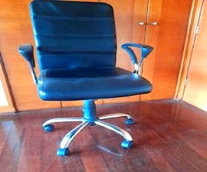 <p>Silla de escritorio regulable la altura. Buen esta</p>