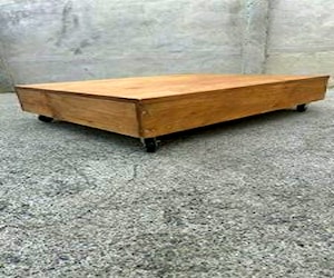 Mesa de centro de madera con ruedas
