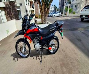 Moto Honda XR150L negra