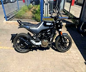 Moto husqvarna svartpilen por apuro