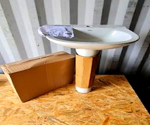 <p>1 Lavamanos Nuevos de pedestal para baño</p>