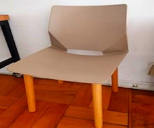 <p>Silla beige patas madera</p>