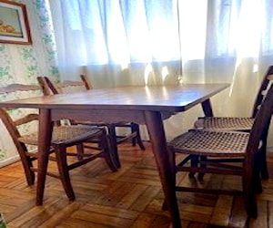 <p>Comedor con cuatro sillas </p>