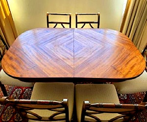 <p>Comedor antiguo con 8 sillas </p>