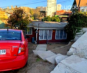 Casa esquina, a minutos centro Recreo, patio