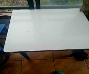 <p>Pequeña mesa para niños con 2 sillas</p>