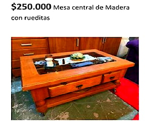 <p>Mesa de centro de madera , vidrios y ruedas</p>