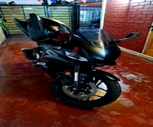 Yamaha R3 2022 negra