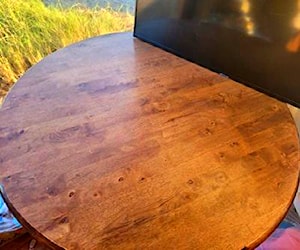 <p>Mesa comedor madera redonda de finas terminaciones</p>