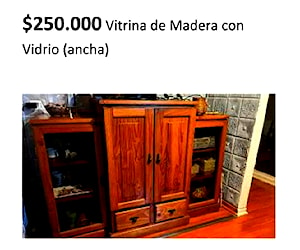 <p>Vitrina de madera con puertas de vidrio y rack</p>