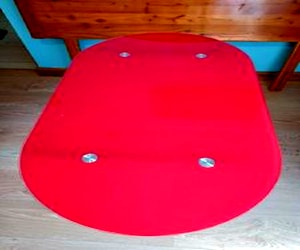 Mesa con cubierta vidrio color roja.