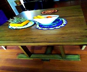 <p>Comedor de madera sin sillas</p>