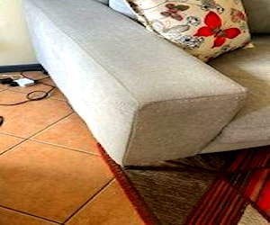 <p>Sofa de tela gris claro en perfecto estado</p>