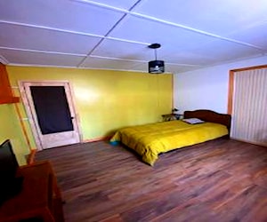 <p>Dormitorio full amoblado a pasos del Centro</p>