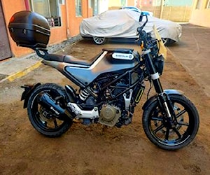 Moto Husqvarna svartpilen