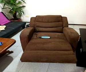 Sillón de masaje reclinable de felpa café