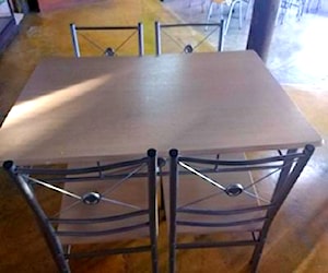 Mesa con cuatro sillas 