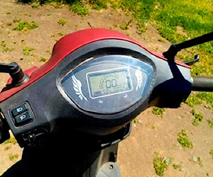 Moto eléctrica con silla respaldos y canastillo