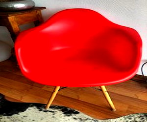 <p>Silla Eames roja  </p>