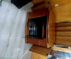 Mueble con repisas y puertas de vidrio