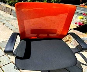 <p>Silla Happy naranja, usada, 10 unidades disponible</p>