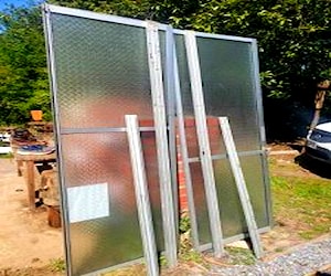 <p>Puerta de aluminio correderas con marco usadas</p>