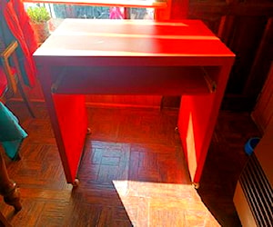 <p>Escritorio rojo</p>