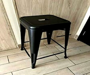 <p>Piso Tolix con respaldo 67 cm</p>