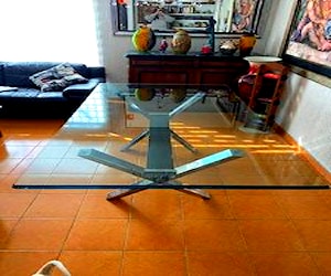 <p>Mesa de comedor de cristal para 12 personas</p>