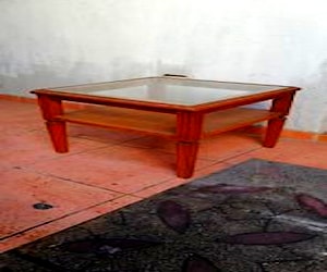 <p>Mesa lateral madera cubierta vidrio</p>