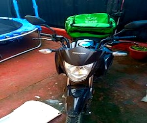 Moto Honda color negra