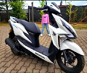 Se vende moto scooter Honda Elite 