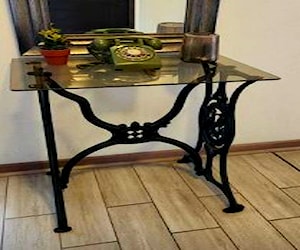 <p>Mesa de arrimo antigua de fierro</p>