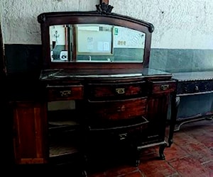 <p>Mueble buffet antigüo de madera</p>