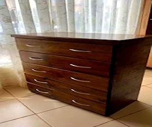 <p>Cómoda hecha a mano de madera</p>