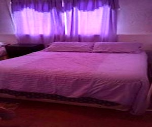 <p>Cama de 2 plazas con colchon y ropa de cama</p>