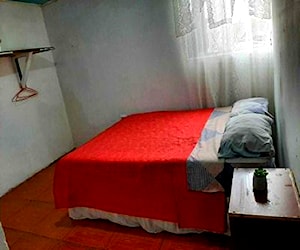 `Pieza solida con baño privado equipado, central