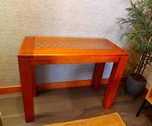 <p>Arrimo; madera vidrio, impecable</p>