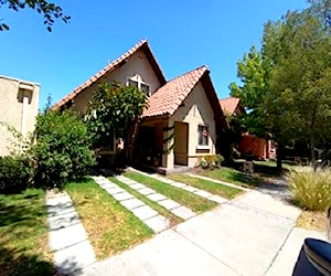 Hermosa casa en condominio de Chicureo