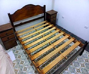 <p>Cama dos plazas con dos veladores</p>