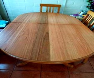 <p>Ofresco juego de comedor con mesa ovalada </p>