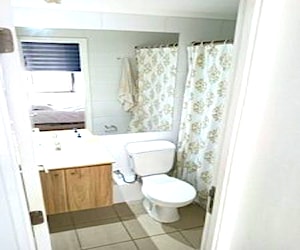 <p>Arriendo habitación con baño en suit</p> image